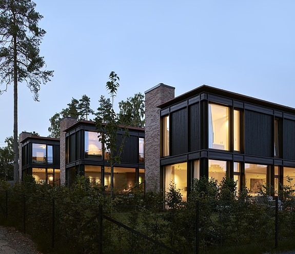 Lekker enebolig fra 2022 arkitekttegnet av R21, med takterrasse og fantastisk utsikt. Inngang fra garasje med 2 p-plasser.