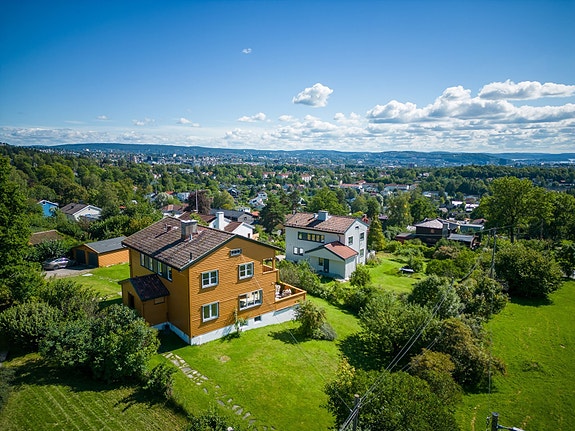 Velkommen til Krokusveien 10! eiendommen har fantastiske solforhold og nydelig utsikt.