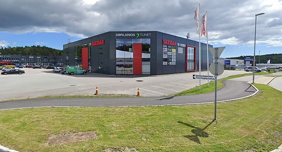 Flott fasade ut mot vei