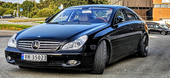 Mercedes-Benz CLS320 3 of 5