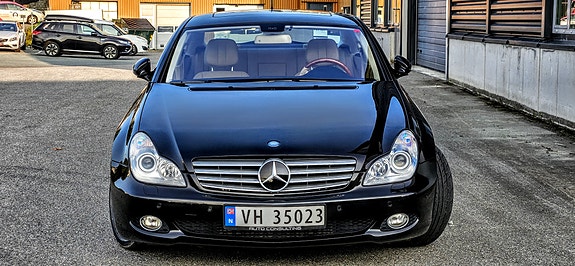 Mercedes-Benz CLS320 2 of 5