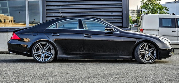 Mercedes-Benz CLS320 4 of 5