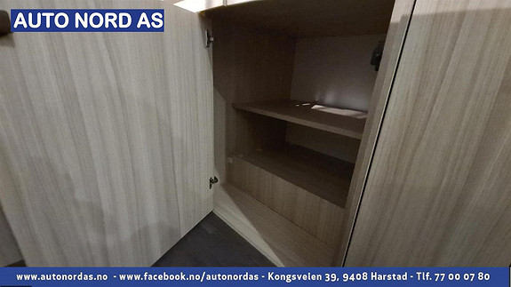 Stort skap under fotenden i sengen.