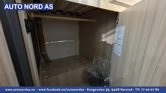 Stort hengeskap under fotenden i sengen.