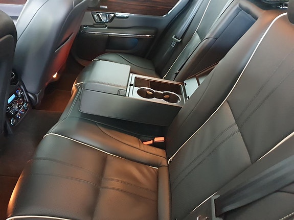 Jaguar XJ 28 of 30