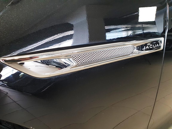 Jaguar XJ 11 of 30