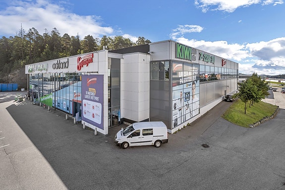 Meget sentral plassering og er godt synlig med enkel adkomst fra E18