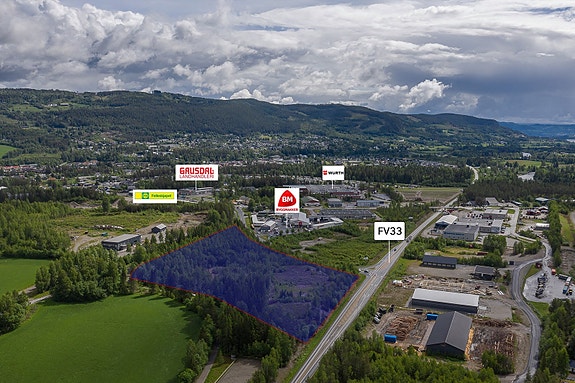 Næringstomt langs fylkesveg 33 og Storgata på Dokka