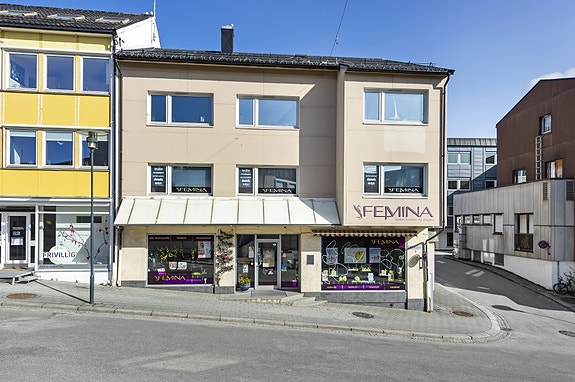 Byggets fasade og hovedinngang til lokalene.