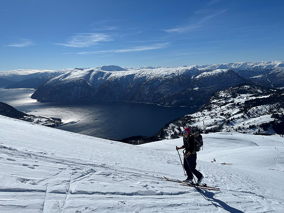 Ein attraktiv stilling der fjord møter fjell