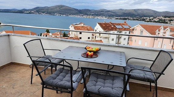 Sjarmerende leilighet  med panoramautsikt, to balkonger, 3 min fra stranden
