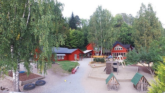 Barnehagen vår har et stort, mangfoldig uteområde