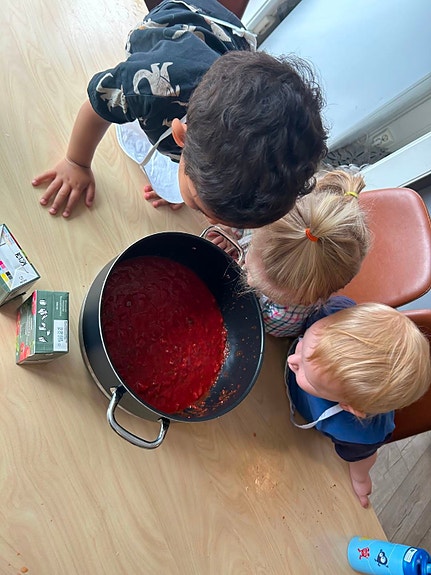 Alle avdelingene har egne matlagingsdager, hvor barna er med på å lage sin egen lunsj