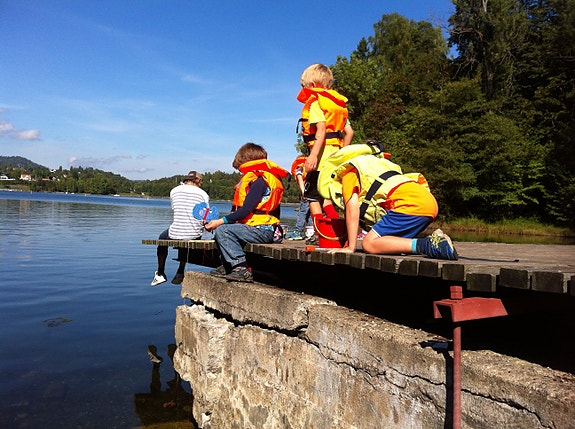 Vi har både Blakstadbukta, Konglungen og Hvalstrand i gåavstand fra barnehagen vår.