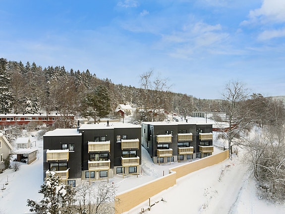 Bilde av fasaden tatt januar 2024.