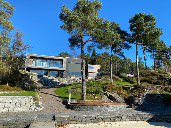 Luksus funkisvilla m/privat strand på Hjellestad i Bergen, ledig i juli