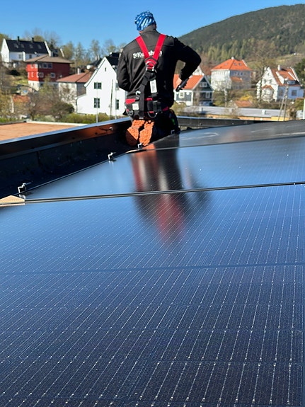 Installasjon av solcelleanlegg.