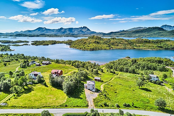 Stor tomt på nesten 15 mål som strekker seg helt ned til sjøen.