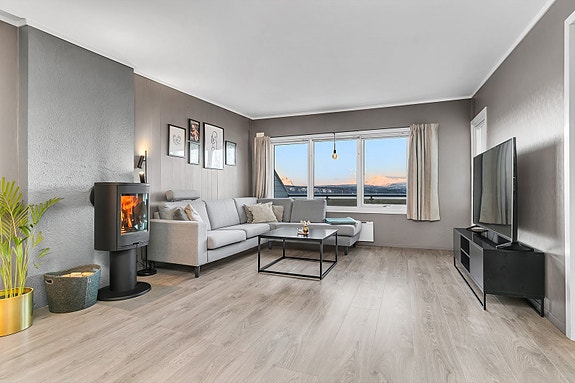 Velkommen til Elgveien 18B - en romslig og stilfull leilighet i toppetasje.