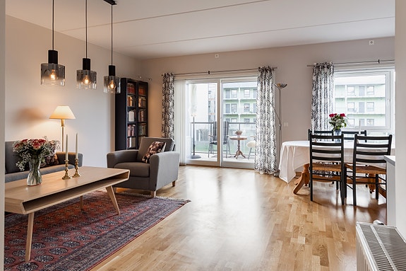Velkommen til en lys og lekker 3-roms selveier med ypperlig beliggenhet på Lade. Bygget ble ferdigstilt i 2017 og har moderne fasiliteter som balansert ventilasjon, fjernvarme og heis.