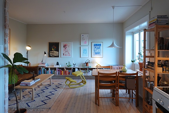 Åpent stue og spisestue med masse lys og direkte tilgang til balkong.
