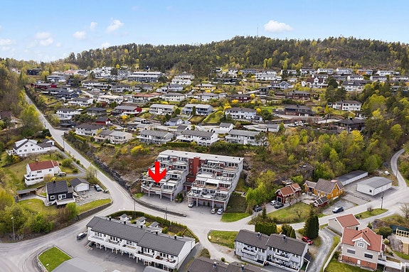 Dronefoto med pil som markerer leiligheten