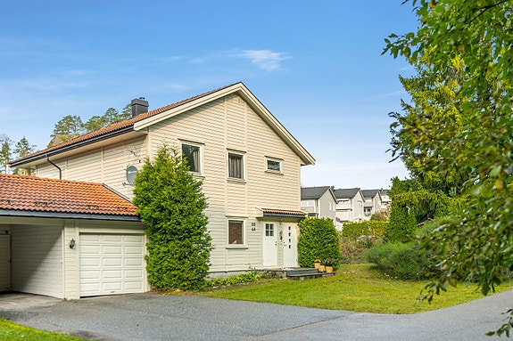 Velkommen til Bommestadåsen 64 - presentert av Siri Istre v/PrivatMegleren. Boligen har egen carport med elbillader.
