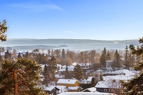 Velkommen til en stor 4-roms selveierleilighet med nydelig utsikt over fjorden.