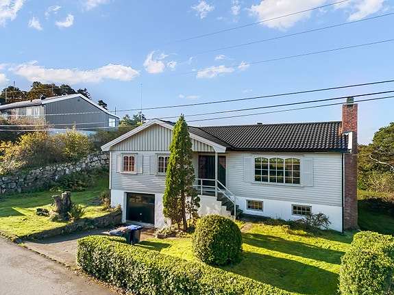 Enebolig med potensiale på flott tomt