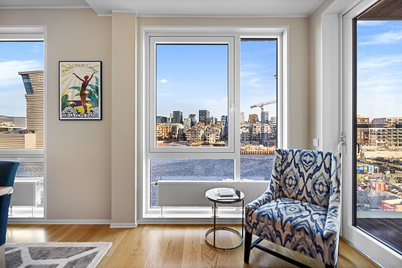 Utsikt og lys- ut mot Bjøvika