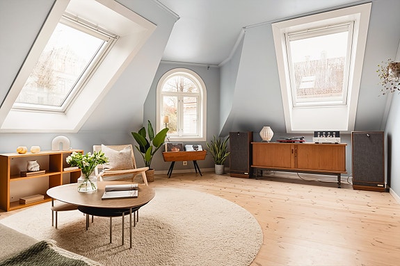 W Eiendomsmegling ved Victoria Giske og Anders Paulsen har gleden av å presentere denne unike toppleiligheten i Storms gate 1!