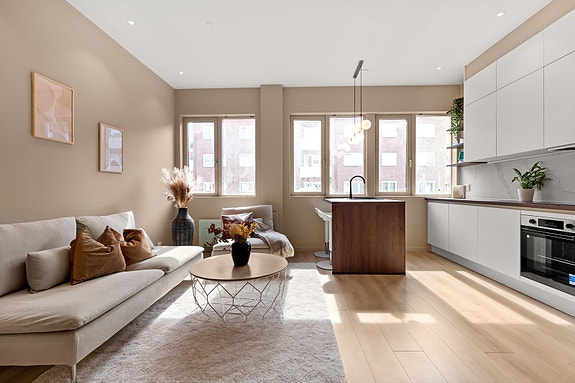 Henrik Ernesto Øygarden, jurist/eiendomsmegler og partner v/Aktiv eiendomsmegling presenterer denne lekre 3-roms leiligheten i Vardøgata 1.