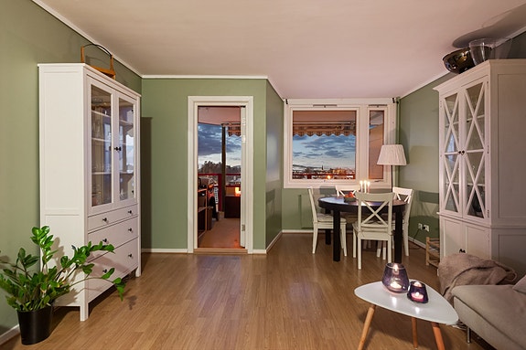 Stuen er romlig samt med utgang til balkong