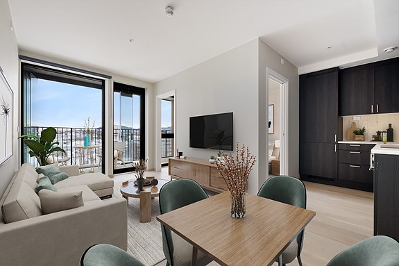 Velkommen inn til en trivelig åpen stue/kjøkken-løsning. Mørkt HTH-kjøkken med trestruktur. 1-stavs eikeparkett.