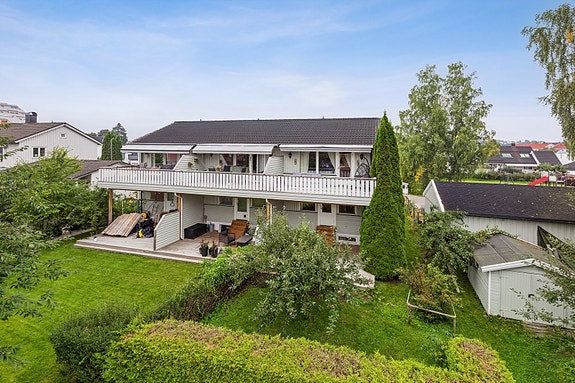 Velkommen til dette herlige enderekkehuset over tre plan med en beliggenhet som gir deg i pose og sekk; rolig og skjermet med kort gangavstand til alt.