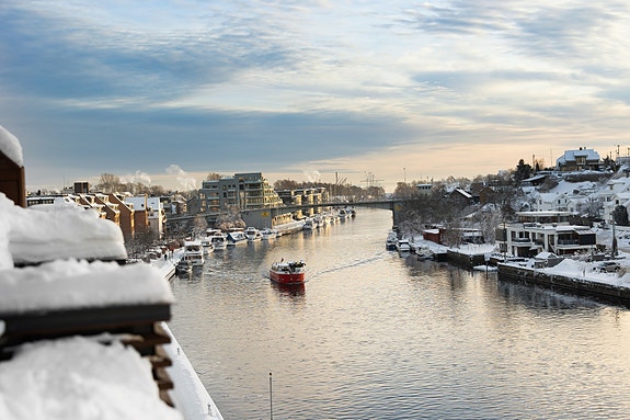 Velkommen til Storgata 3, midt i byen, vestvendt med flott utsikt