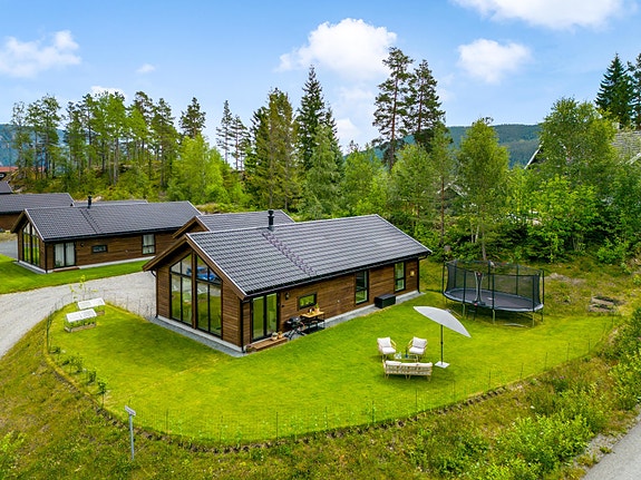 Lokalmegleren og Partners ønsker velkommen til denne flotte og moderne boligen i Furutoppen 1.