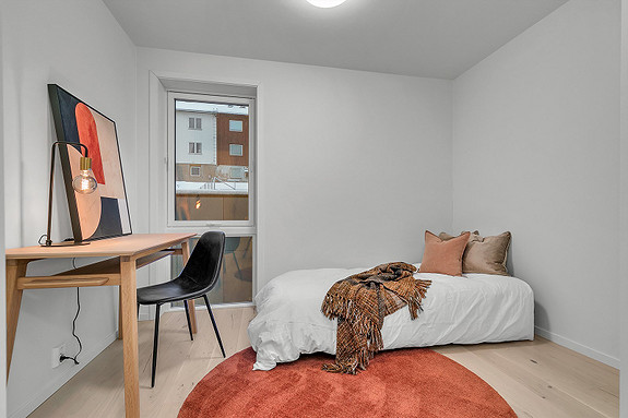 Soverom 1 gir god plass for dobbeltseng, skrivebord og nattbord.
