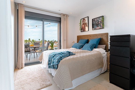 To av soverommene har utgang til terrassen