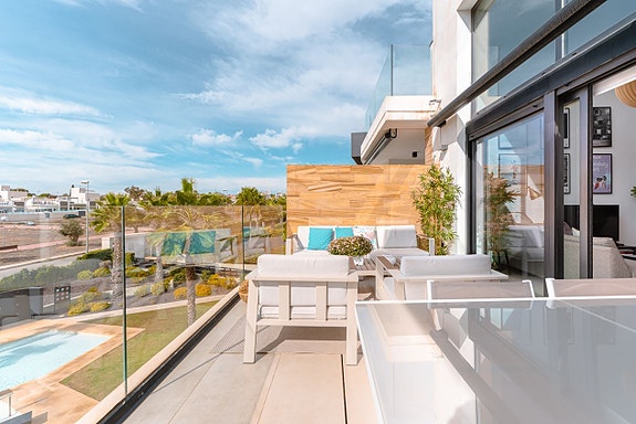 Terrasse ut fra stuen har god plass til møbler