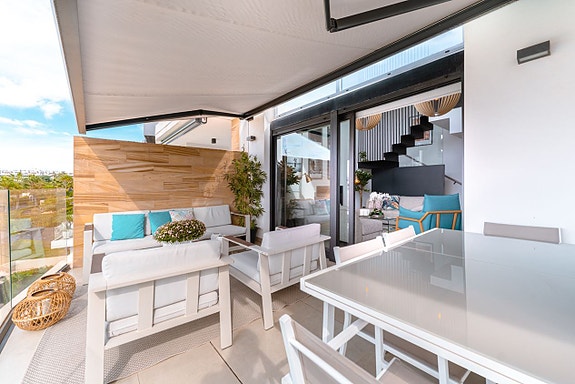 Terrasse ut fra stuen har god plass til møbler