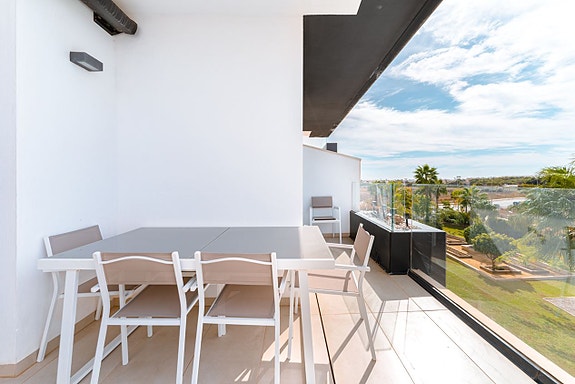 Terrasse ut fra stuen har god plass til møbler