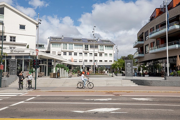 Sæter torg - stor aktivitet. Kontor til leie i 2.etasje mot torget