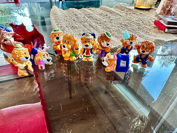 KINDER FERRERO SURPRISE LEOVENTURAS 10x FIGURES LIONS CAKE
