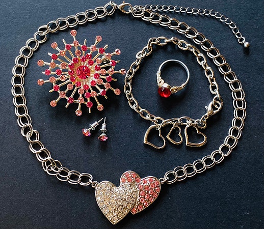 Smykkesett med rosa og blanke stener kjede, armbånd, ring, brosje og øredobber