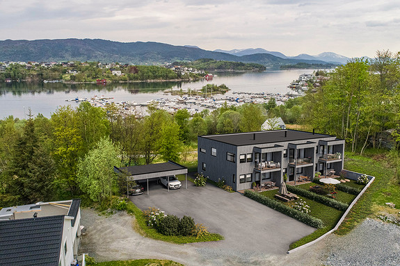 Gåseid - Enebolig i rekke med 3 (4) sov, stor stue og carport.