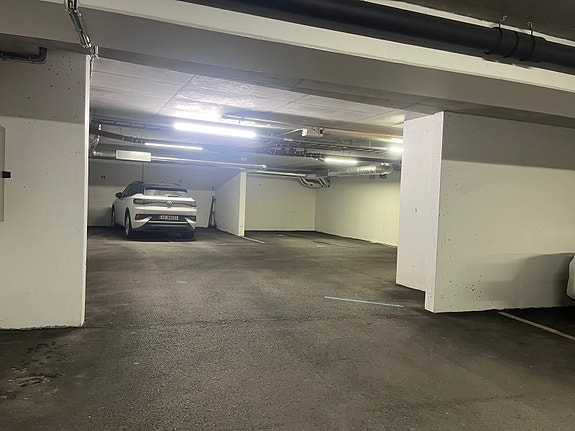 Fin og romslig parkeringsplass i parkeringsgarasje