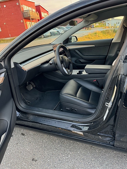 Tesla Model 3 12 of 17