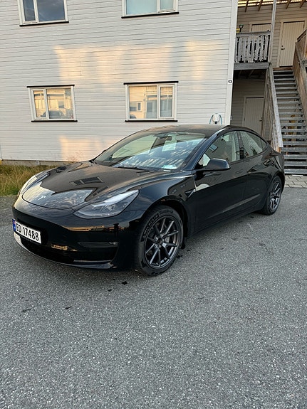 Tesla Model 3 4 of 17