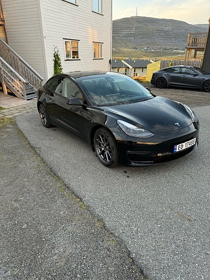 Tesla Model 3 6 of 17